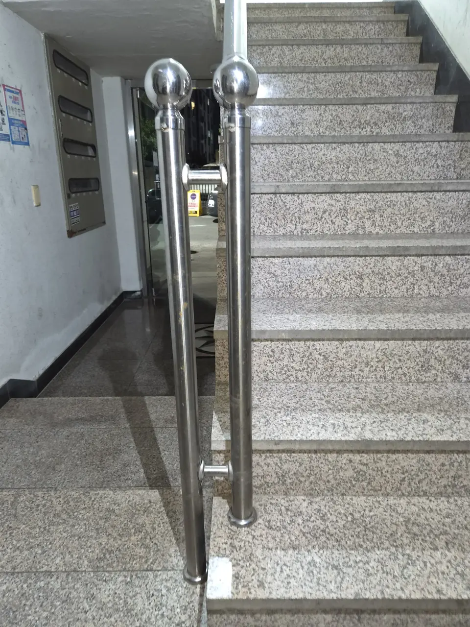 화강석 계단 옆 스테인리스 핸드레일 기둥