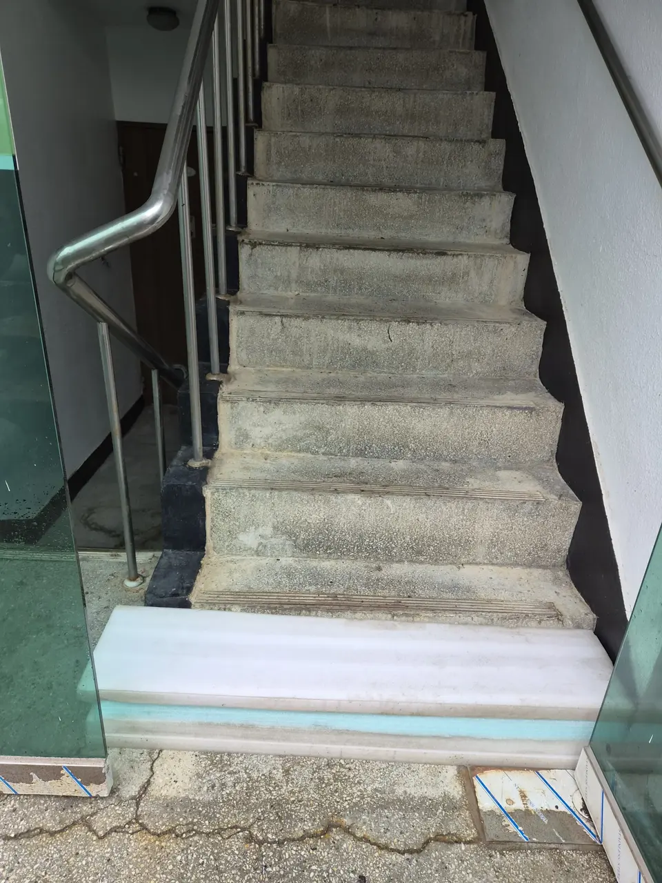 첫 단 앞에 스폰지를 놓아 쓰던 높은 계단